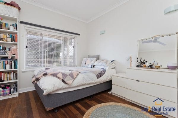 Fourth bedroom picture.