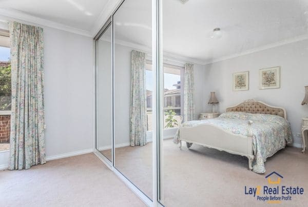 Built in Robes with mirrors in the main bedroom at 3-146 Shakespeare Avenue Yokine picture.