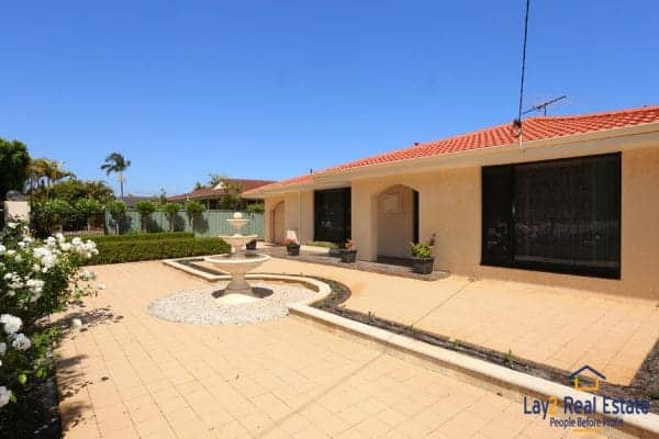 picture of the fountain at 52 peterborough Crescent - house for sale in Morley