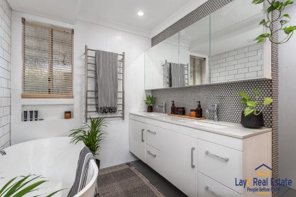102 Hamilton Street Bassendean Main Bathroom picture.
