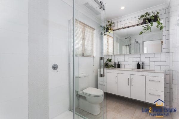 102 Hamilton Street Bassendean second bathroom picture.