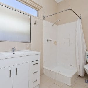 Lounge Bathroom picture