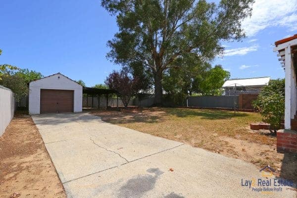 Driveway to the rear shed picture
