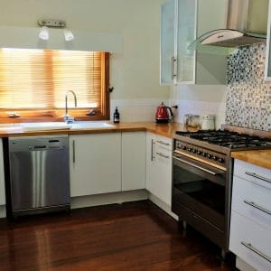 64 Railway Parade, Bayswater 6053. Classic 1920s Weatherboard Cottage. - Image 4