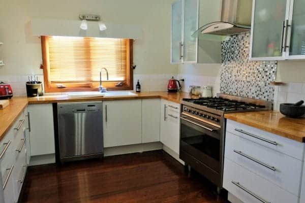 64 Railway Parade, Bayswater 6053. Classic 1920s Weatherboard Cottage. - Image 4