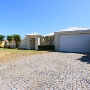 20 Jacqueline Street, Bayswater. Huge 290sqm Modern Home on 1094sqm block - Image 4