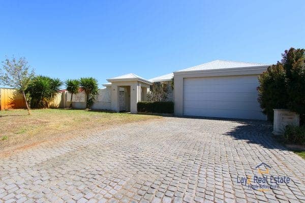 20 Jacqueline Street, Bayswater. Huge 290sqm Modern Home on 1094sqm block - Image 4