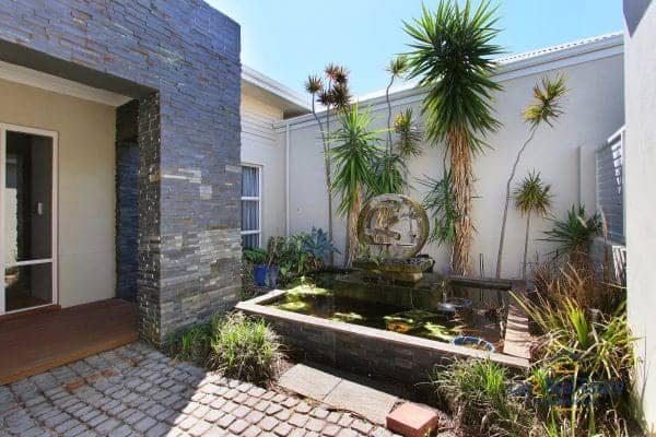 20 Jacqueline Street, Bayswater. Huge 290sqm Modern Home on 1094sqm block - Image 2