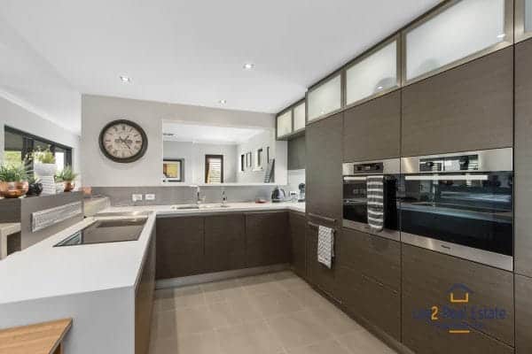 19 Sopwith Elbow, MAYLANDS. Spacious Modern Luxury Home - Image 11