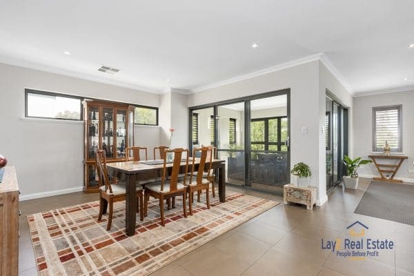 19 Sopwith Elbow, MAYLANDS. Spacious Modern Luxury Home - Image 13