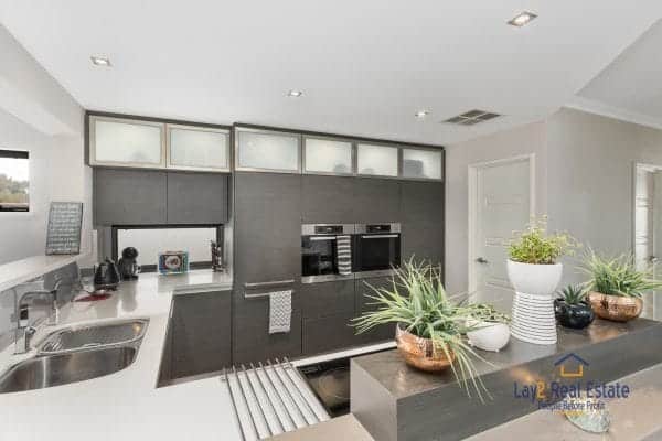 19 Sopwith Elbow, MAYLANDS. Spacious Modern Luxury Home - Image 12