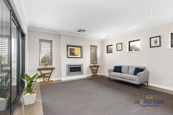 19 Sopwith Elbow, MAYLANDS. Spacious Modern Luxury Home - Image 18