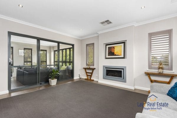 19 Sopwith Elbow, MAYLANDS. Spacious Modern Luxury Home - Image 16