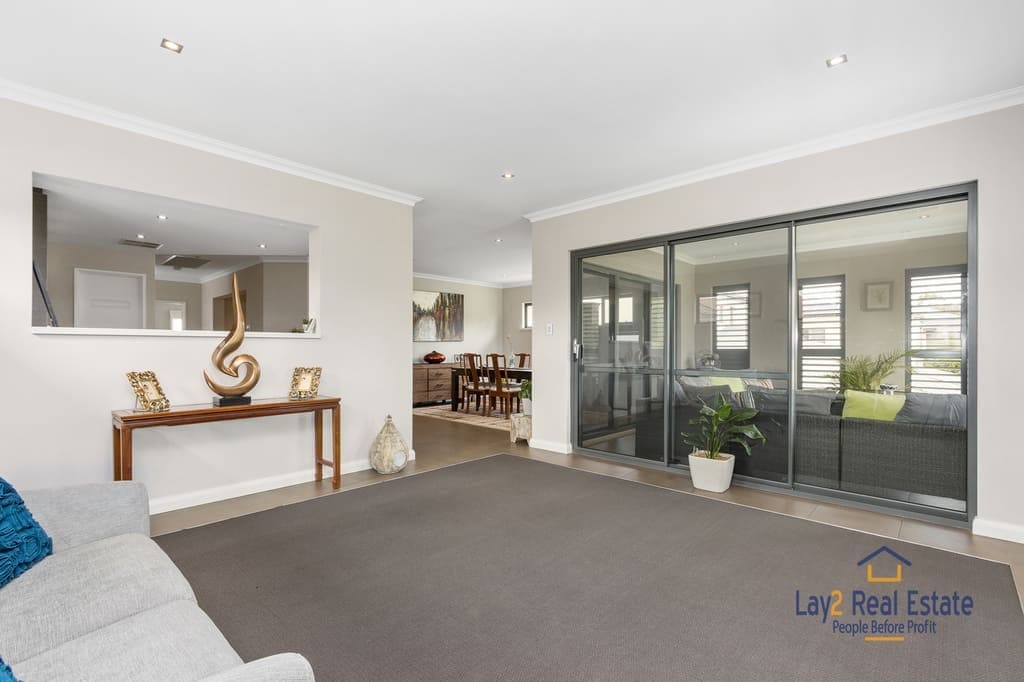 19 Sopwith Elbow, MAYLANDS. Spacious Modern Luxury Home - Image 17