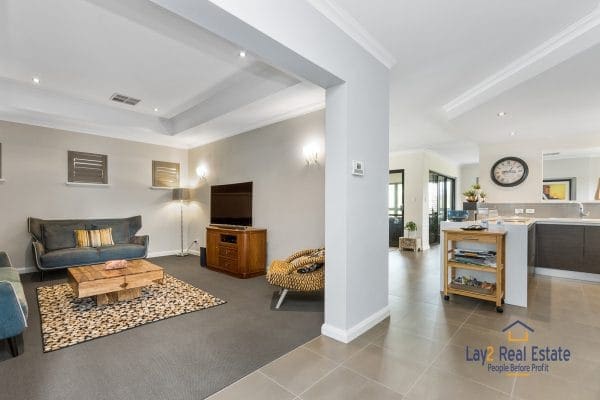 19 Sopwith Elbow, MAYLANDS. Spacious Modern Luxury Home - Image 9