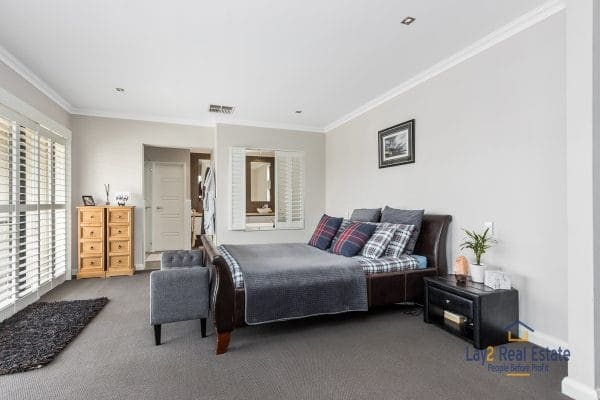 19 Sopwith Elbow, MAYLANDS. Spacious Modern Luxury Home - Image 3