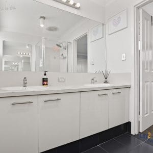 Quiet Bayswater Border Location, Modern 4 x 2 Home. - Image 10