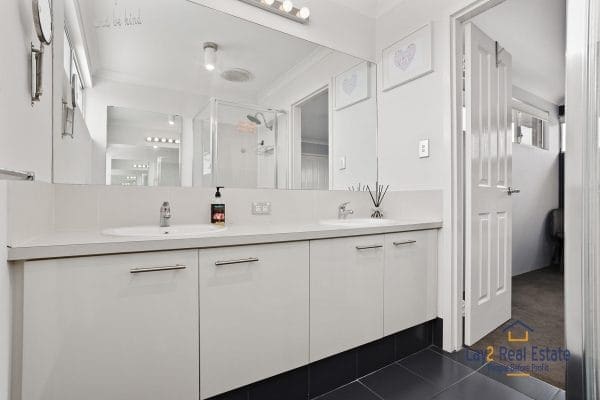 Quiet Bayswater Border Location, Modern 4 x 2 Home. - Image 10