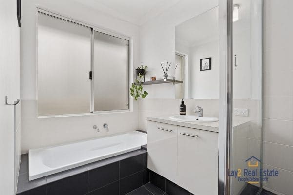 Quiet Bayswater Border Location, Modern 4 x 2 Home. - Image 12