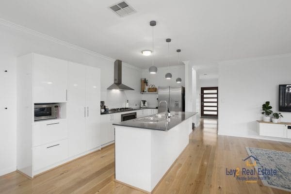 Quiet Bayswater Border Location, Modern 4 x 2 Home. - Image 5