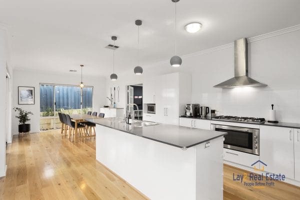 Quiet Bayswater Border Location, Modern 4 x 2 Home. - Image 4