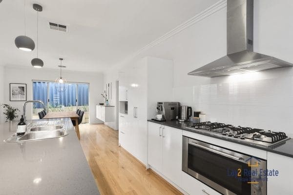 Quiet Bayswater Border Location, Modern 4 x 2 Home. - Image 3