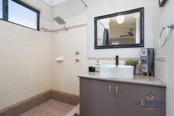 25 Jacqueline Street, Ashfield - Bayswater Border - Modern, Stylish 4 Bedroom Home  - Ideal for Couples, Professionals or Downsizers. - Image 14
