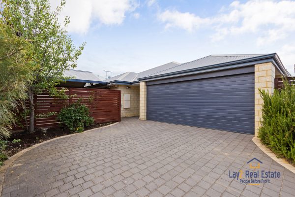 Bayswater Real Estate For Sale by Lay2 - image of driveway to the double lock up garage.