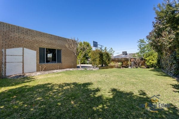 53 Slade Street, Bayswater.  BIG Block, Brick Home, Bayswater Village Location. - Image 24