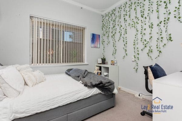 53 Slade Street, Bayswater.  BIG Block, Brick Home, Bayswater Village Location. - Image 16