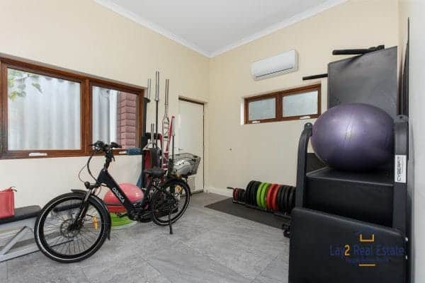 47 Kenilworth Street Bayswater WA 6053  Extended 1930's 4 x 2 Character PLUS Seperate 2 brm cottage all on 1009sqm block. - Image 18