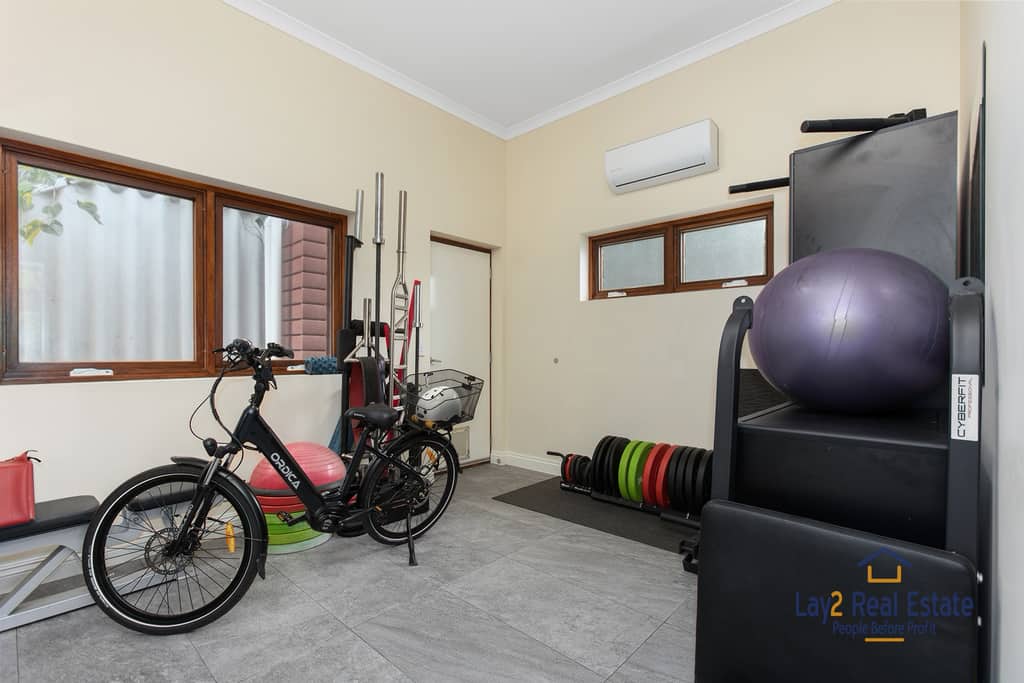 47 Kenilworth Street Bayswater WA 6053 Extended 1930's 4 x 2 Character PLUS Seperate 2 brm cottage all on 1009sqm block. - Image 18