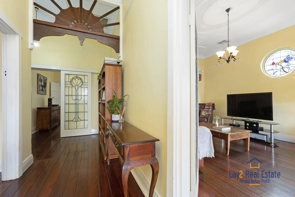47 Kenilworth Street Bayswater WA 6053 Extended 1930's 4 x 2 Character PLUS Seperate 2 brm cottage all on 1009sqm block. - Image 5