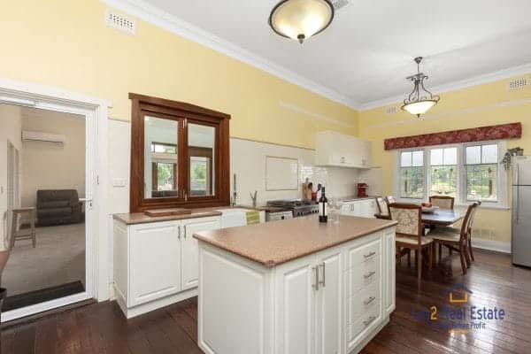 47 Kenilworth Street Bayswater WA 6053  Extended 1930's 4 x 2 Character PLUS Seperate 2 brm cottage all on 1009sqm block. - Image 10