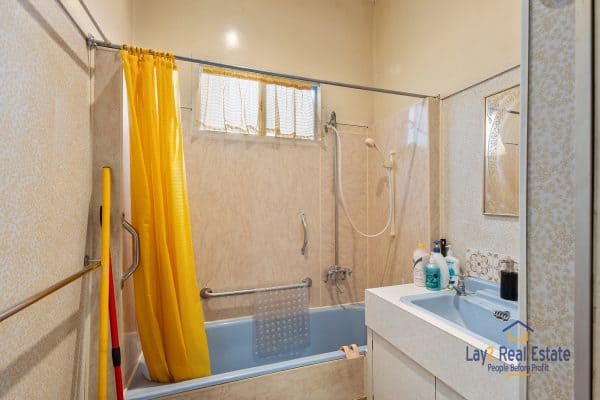 R60 Zone 1009m2 Bayswater Block with Original 50's Home - Image 12