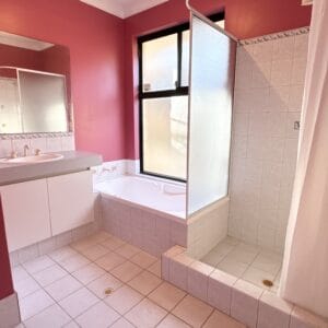 20 McWhae Gardens Bayswater. Main Bath Contact Mick Lay