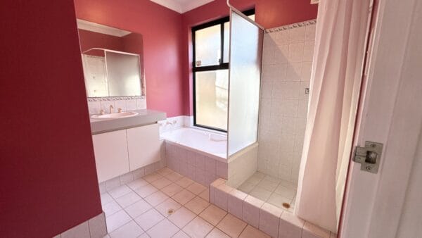 20 McWhae Gardens Bayswater. Main Bath Contact Mick Lay