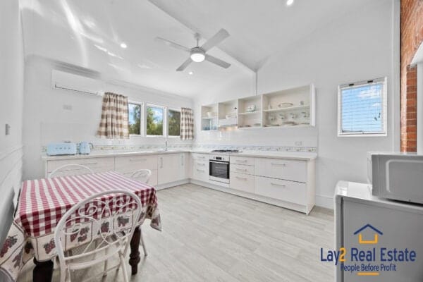 147 Avon Terrace York WA 6302. Sea Change, Anyone? Circa 1889 Built Two Storey Bank. - Image 22