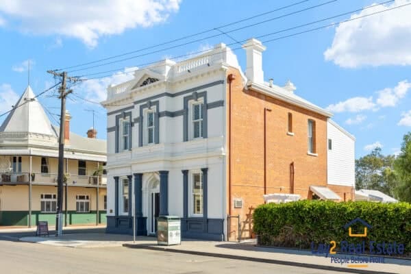 147 Avon Terrace York WA 6302. Sea Change, Anyone? Circa 1889 Built Two Storey Bank. - Image 2