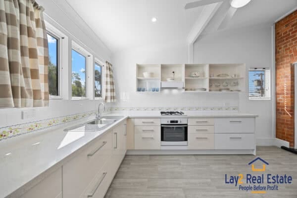147 Avon Terrace York WA 6302. Sea Change, Anyone? Circa 1889 Built Two Storey Bank. - Image 21