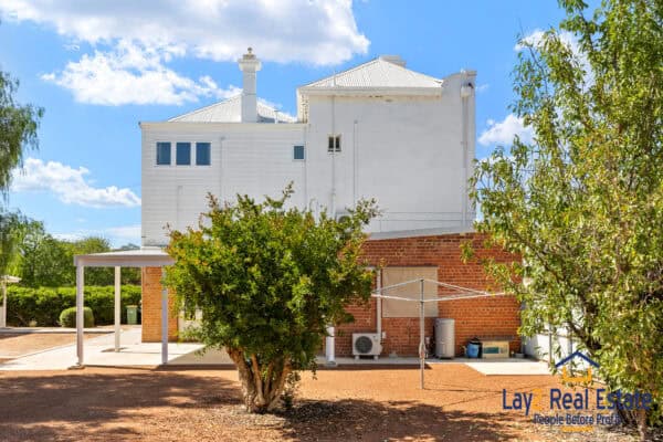 147 Avon Terrace York WA 6302. Sea Change, Anyone? Circa 1889 Built Two Storey Bank. - Image 29
