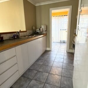 20 McWhae Gardens Bayswater. Kitchen. Contact Mick Lay