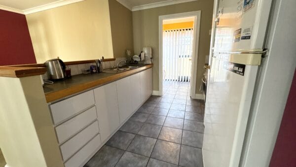 20 McWhae Gardens Bayswater. Kitchen. Contact Mick Lay