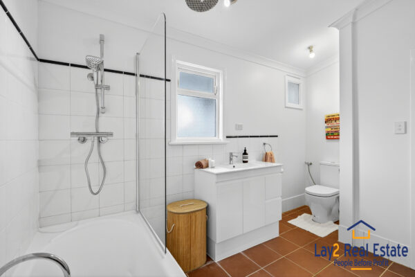 Spacious Family Living in an Exclusive Bayswater Cul-de-Sac Enclave - Image 20