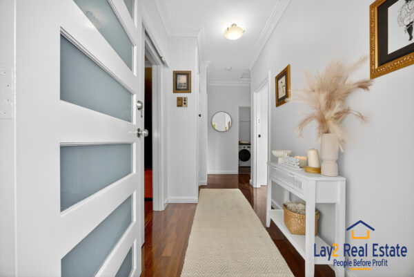Spacious Family Living in an Exclusive Bayswater Cul-de-Sac Enclave - Image 4