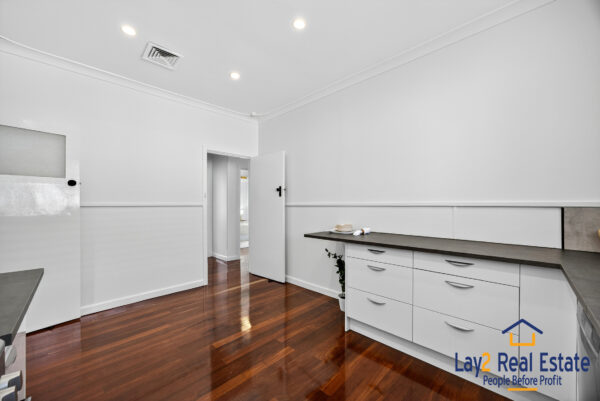 Spacious Family Living in an Exclusive Bayswater Cul-de-Sac Enclave - Image 16