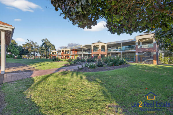 Three Bed Villa with Two Car Bays. Walk to Maylands Cafes and Train Station! - Image 24