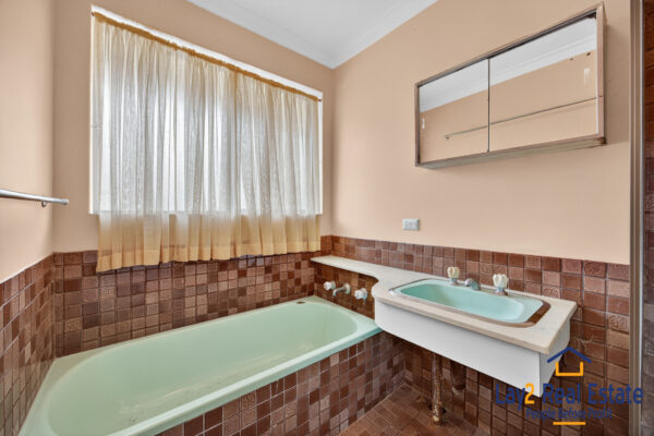 Bayswater Beauty in Disguise! 19 Flora Avenue Bayswater WA 6053 - Image 12