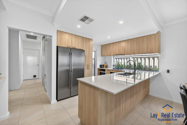 Be Impressed From The Moment You Enter.  2/8A Roberts Street, Bayswater WA - Image 7