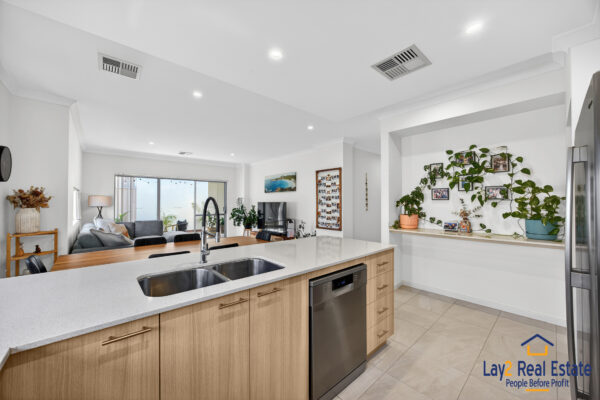 Be Impressed From The Moment You Enter.  2/8A Roberts Street, Bayswater WA - Image 6